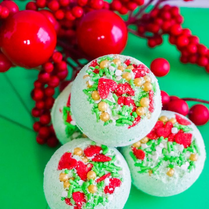 Grinch Bath Bombs for Christmas Recipe Tutorial